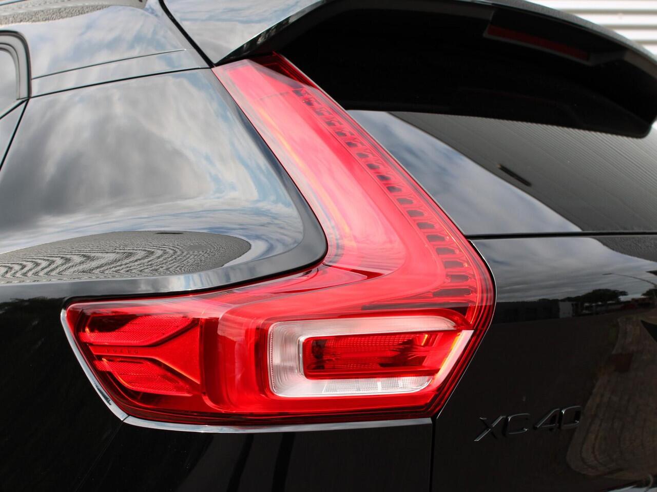 Volvo XC40 2.0 B4 Plus Black Edition Automaat / Panoramadak / Privacy Glass / Microtech Nubuck bekleding / Google Maps