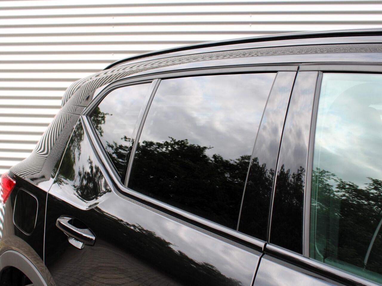 Volvo XC40 2.0 B4 Plus Black Edition Automaat / Panoramadak / Privacy Glass / Microtech Nubuck bekleding / Google Maps