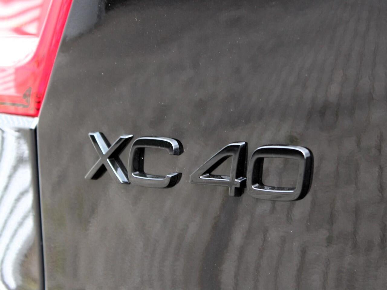 Volvo XC40 2.0 B4 Plus Black Edition Automaat / Panoramadak / Privacy Glass / Microtech Nubuck bekleding / Google Maps