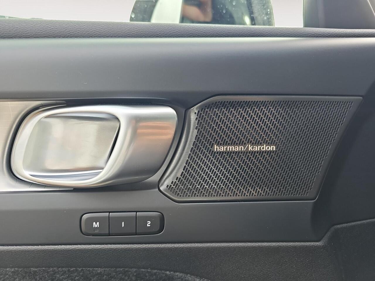 Volvo XC40 2.0 B4 Plus Dark | Trekhaak | Verwarmbare voorruit | Keyless Entry | Stoelverwarming |