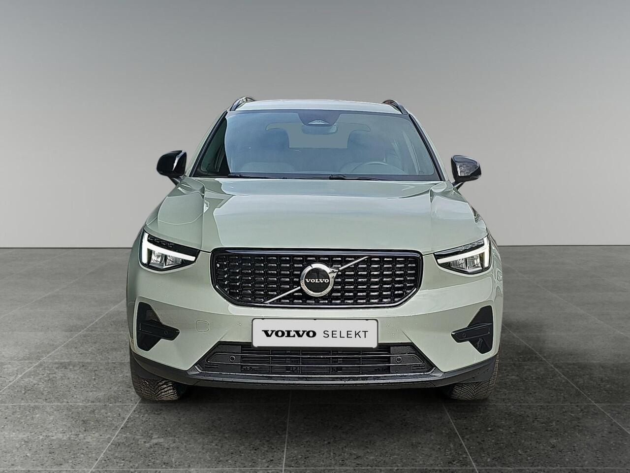 Volvo XC40 2.0 B4 Plus Dark | Trekhaak | Verwarmbare voorruit | Keyless Entry | Stoelverwarming |