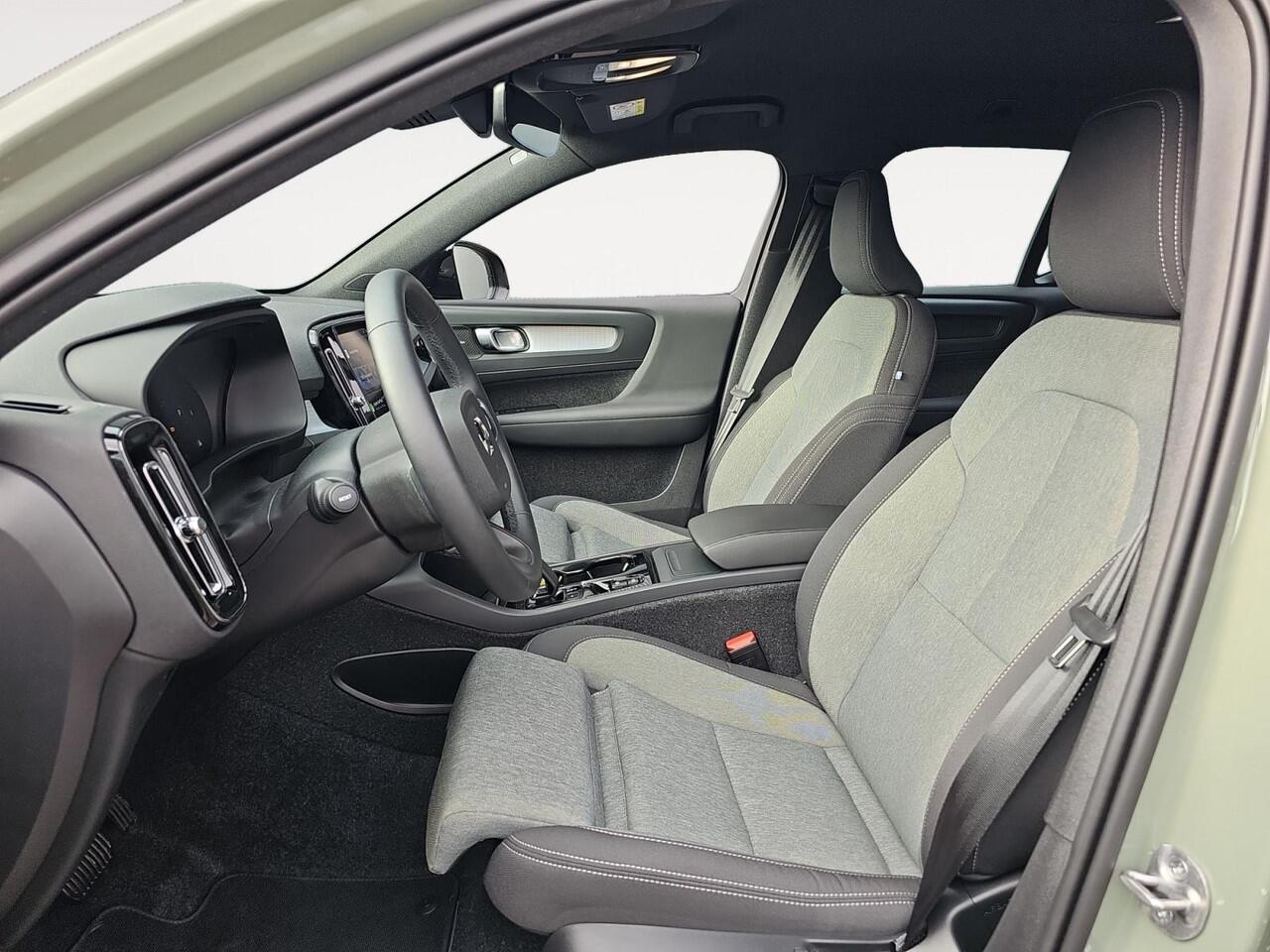 Volvo XC40 2.0 B4 Plus Dark | Trekhaak | Verwarmbare voorruit | Keyless Entry | Stoelverwarming |