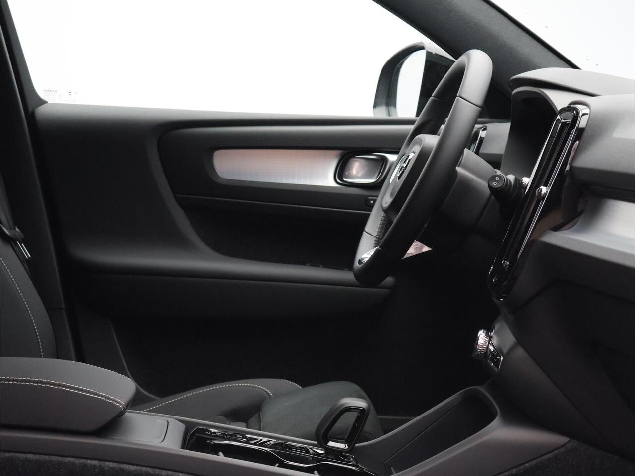 Volvo XC40 2.0 B4 Plus Dark / Panoramadak / Nubuck Bekleding / Harman Kardon / Stoel+Stuurverwarming / Getint Glas / Adaptive Cruise / BLIS /