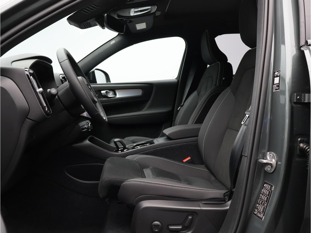 Volvo XC40 2.0 B4 Plus Dark / Panoramadak / Nubuck Bekleding / Harman Kardon / Stoel+Stuurverwarming / Getint Glas / Adaptive Cruise / BLIS /