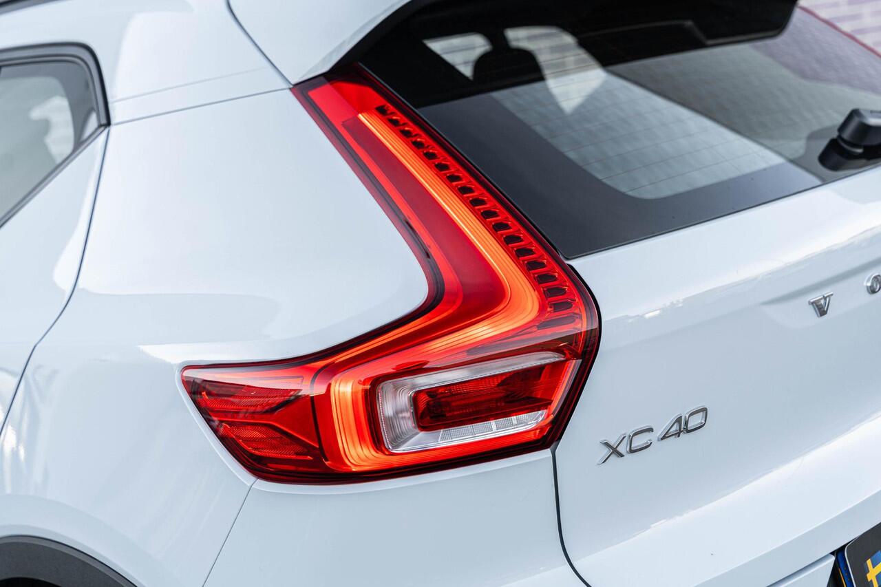 Volvo XC40 2.0 B4 Plus Dark | Adaptieve Cruise Control | Trekhaak | Elektrische stoelverstelling | Stoel + stuurverwarming | Harman Kardon audio | Verwarmbare Voorruit | Dodehoekdetectie | Carplay |
