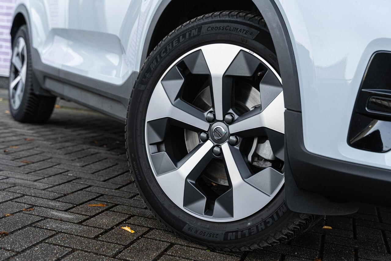 Volvo XC40 2.0 B4 Plus Dark | Adaptieve Cruise Control | Trekhaak | Elektrische stoelverstelling | Stoel + stuurverwarming | Harman Kardon audio | Verwarmbare Voorruit | Dodehoekdetectie | Carplay |