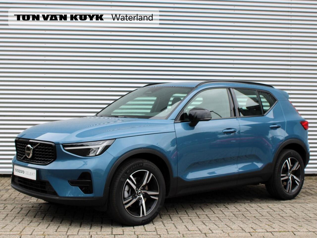 Volvo XC40 2.0 B4 Plus Dark Automaat / Trekhaak / Harman Kardon / All-season banden / Reservewiel / Verwarmd voorruit