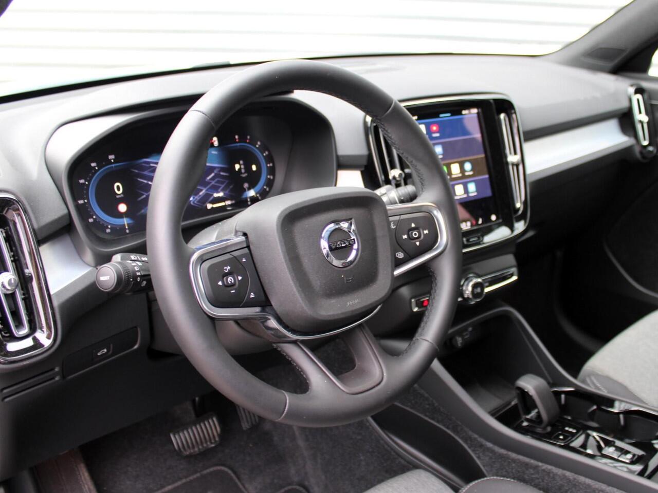 Volvo XC40 2.0 B4 Plus Dark Automaat / Trekhaak / Harman Kardon / All-season banden / Reservewiel / Verwarmd voorruit