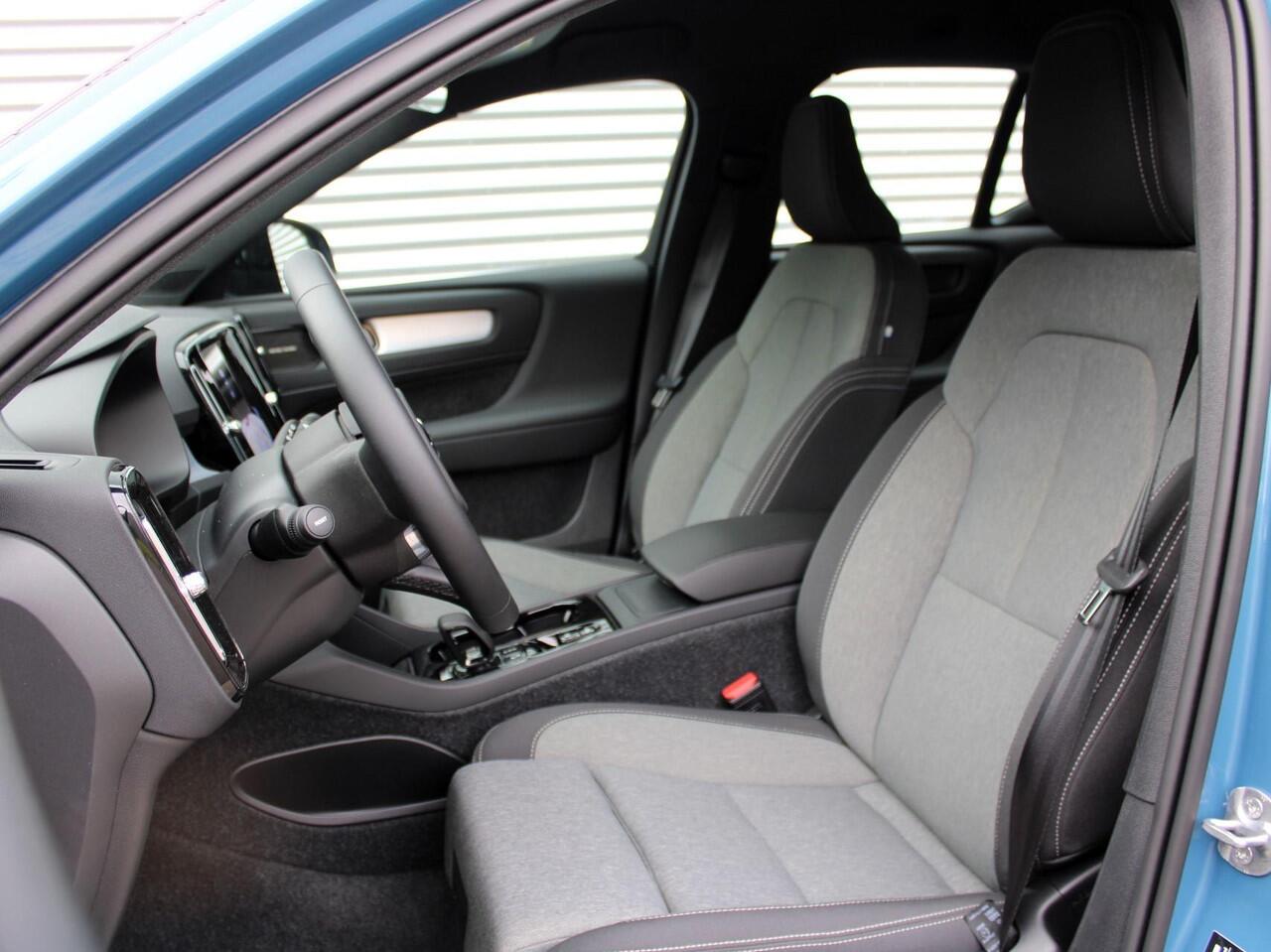 Volvo XC40 2.0 B4 Plus Dark Automaat / Trekhaak / Harman Kardon / All-season banden / Reservewiel / Verwarmd voorruit