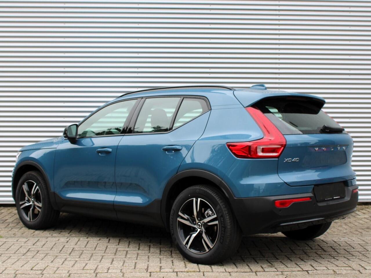 Volvo XC40 2.0 B4 Plus Dark Automaat / Trekhaak / Harman Kardon / All-season banden / Reservewiel / Verwarmd voorruit