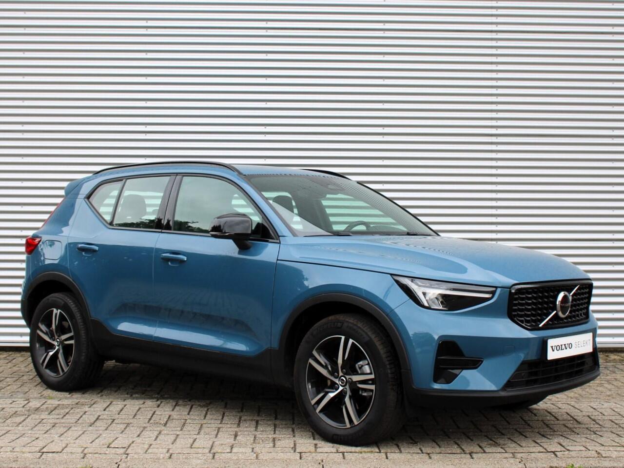 Volvo XC40 2.0 B4 Plus Dark Automaat / Trekhaak / Harman Kardon / All-season banden / Reservewiel / Verwarmd voorruit
