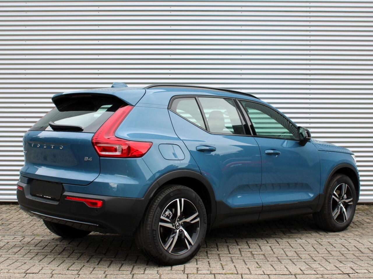 Volvo XC40 2.0 B4 Plus Dark Automaat / Trekhaak / Harman Kardon / All-season banden / Reservewiel / Verwarmd voorruit