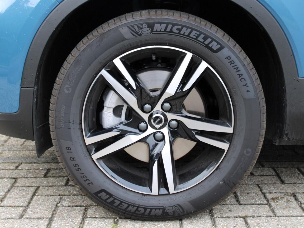 Volvo XC40 2.0 B4 Plus Dark Automaat / Trekhaak / Harman Kardon / All-season banden / Reservewiel / Verwarmd voorruit