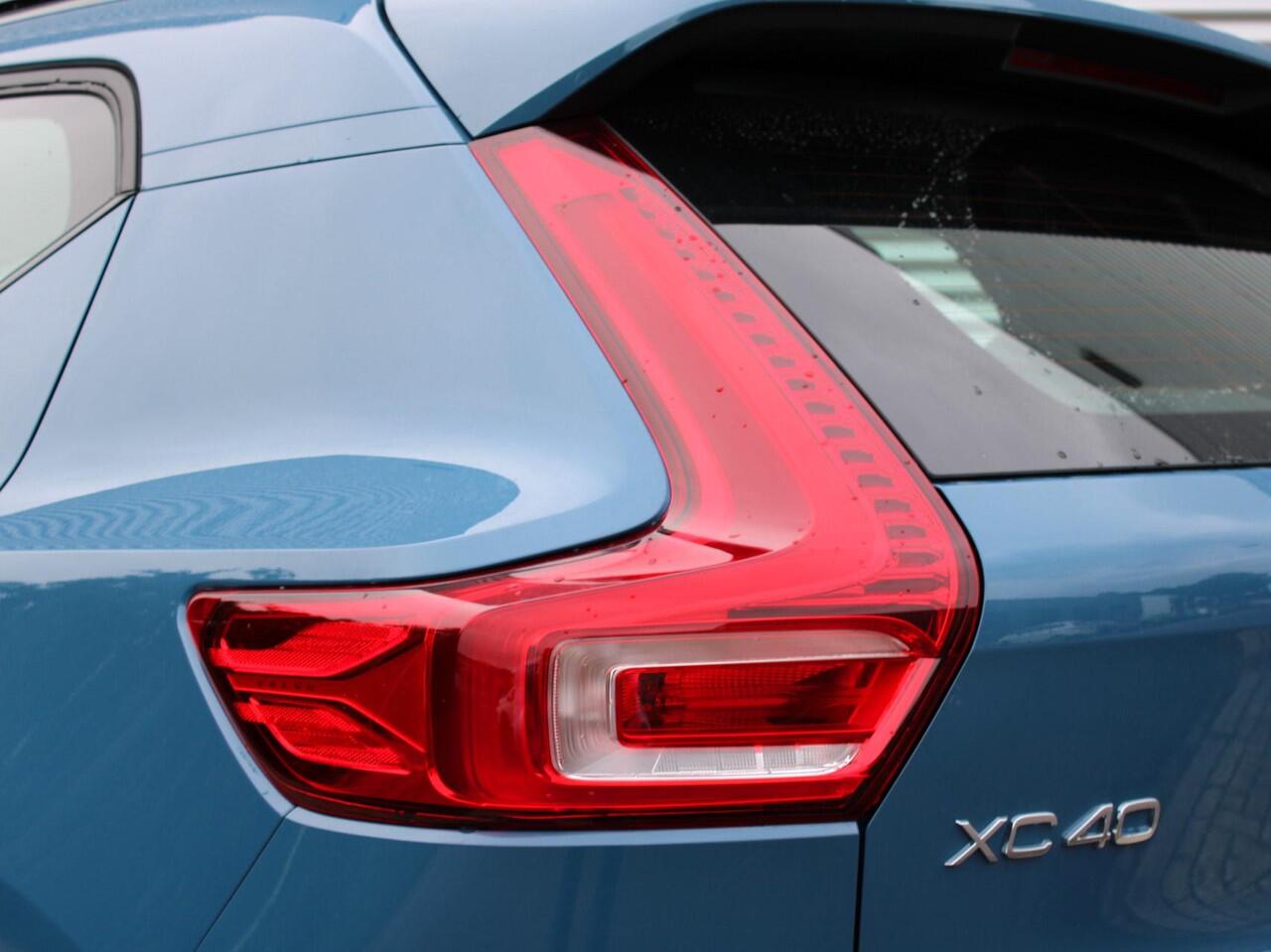 Volvo XC40 2.0 B4 Plus Dark Automaat / Trekhaak / Harman Kardon / All-season banden / Reservewiel / Verwarmd voorruit