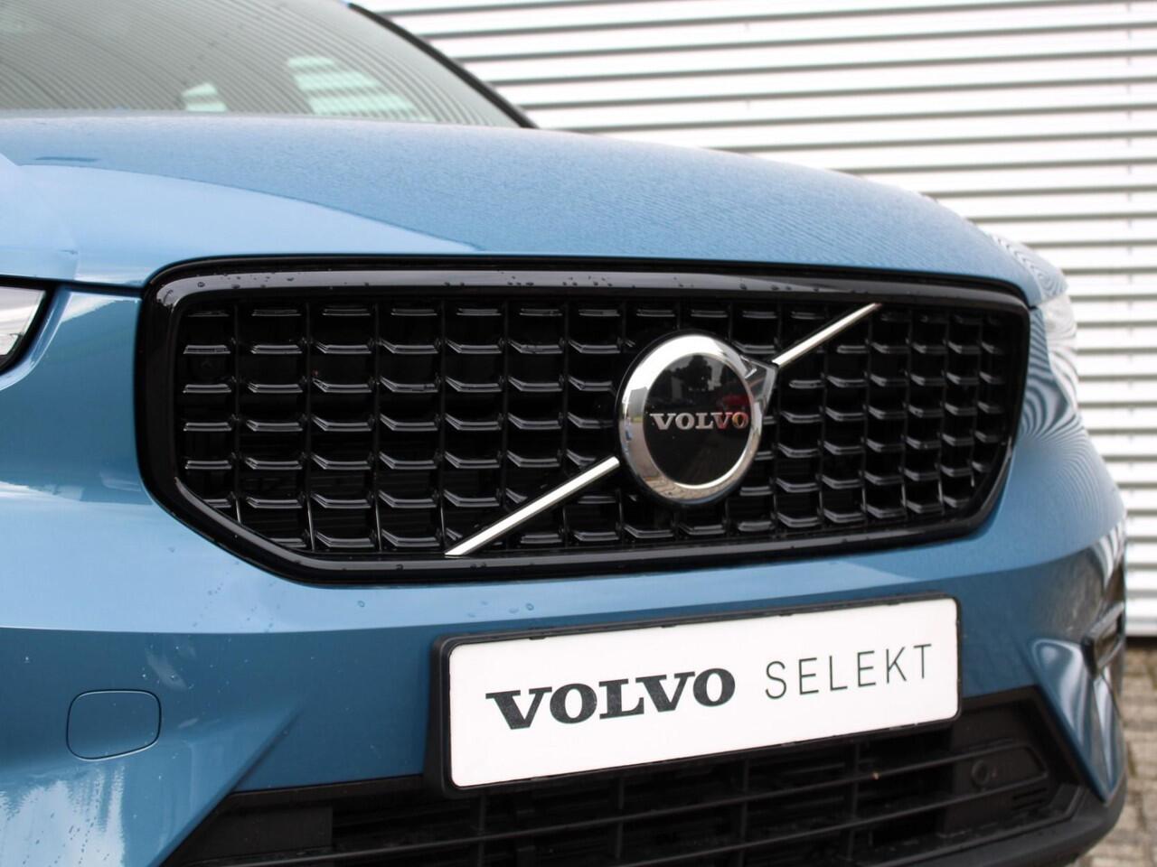 Volvo XC40 2.0 B4 Plus Dark Automaat / Trekhaak / Harman Kardon / All-season banden / Reservewiel / Verwarmd voorruit