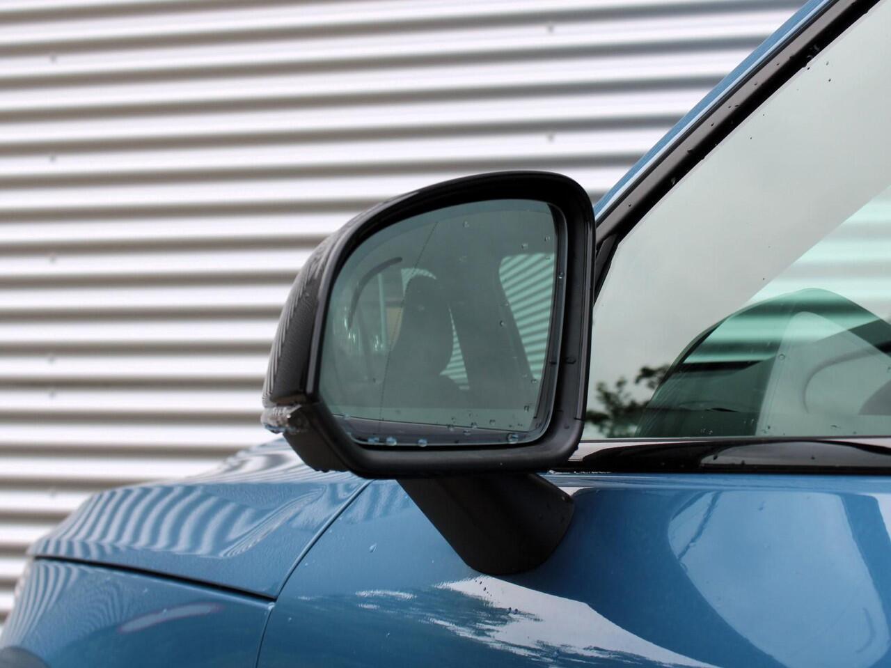 Volvo XC40 2.0 B4 Plus Dark Automaat / Trekhaak / Harman Kardon / All-season banden / Reservewiel / Verwarmd voorruit