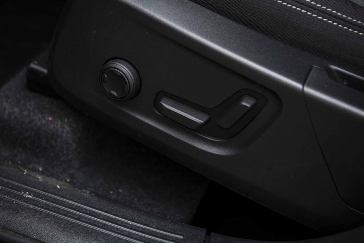 Volvo XC40 2.0 B3 Plus Dark | Adaptive cruise control | 360 camera | Pixel LED koplampen | Stoel- en stuurwielverwarming | Getint glas | Dode hoek detectie BLIS |