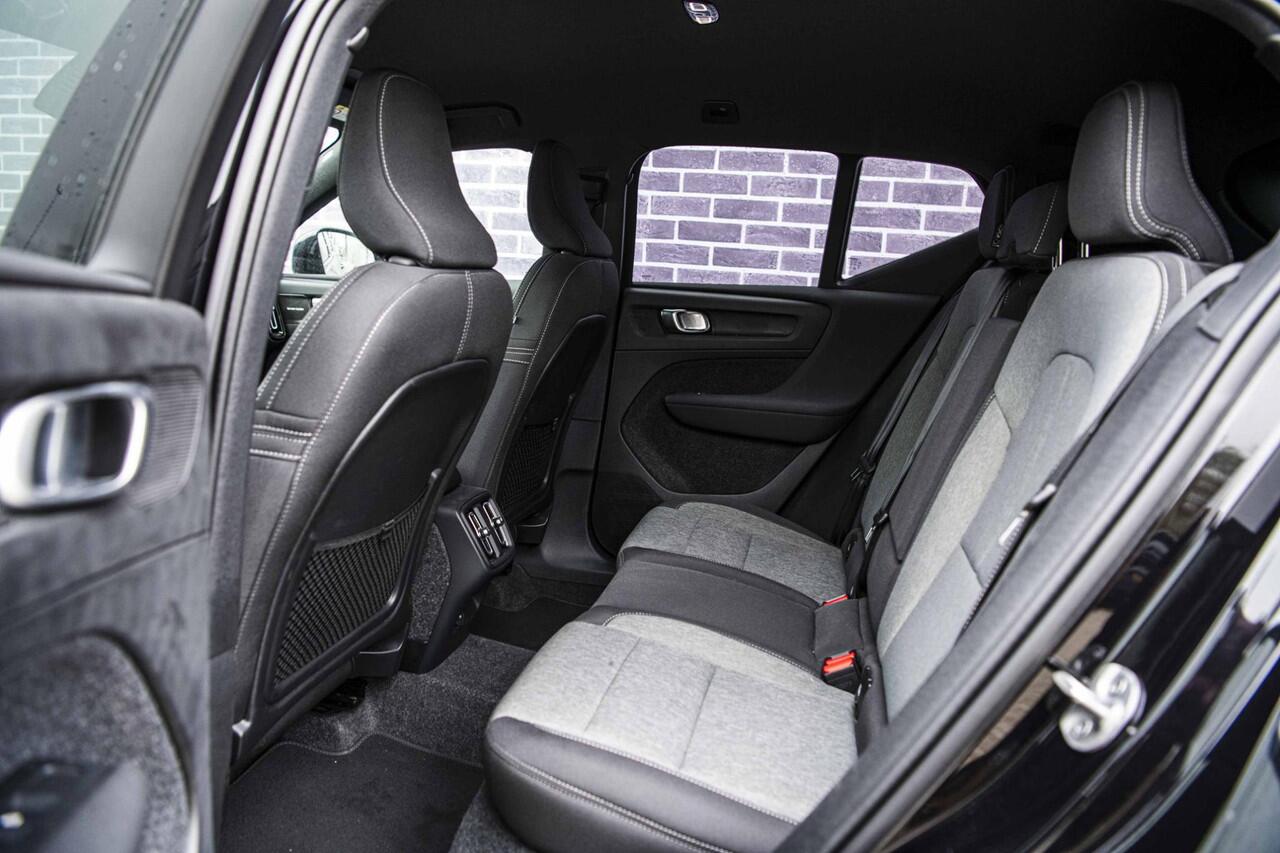 Volvo XC40 2.0 B3 Plus Dark | Adaptive cruise control | 360 camera | Pixel LED koplampen | Stoel- en stuurwielverwarming | Getint glas | Dode hoek detectie BLIS |