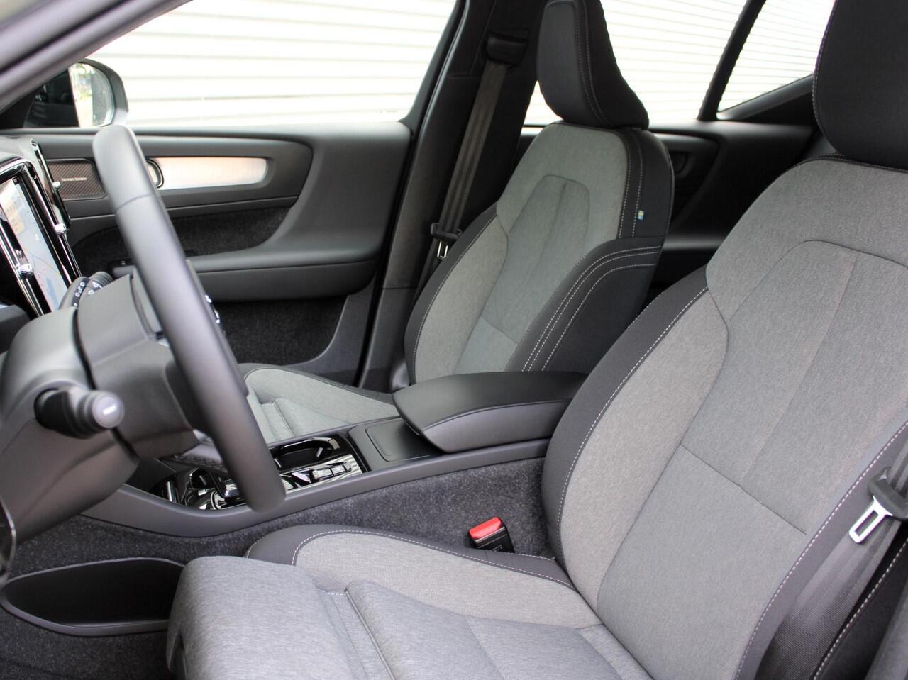 Volvo XC40 2.0 B4 Plus Dark Automaat / Trekhaak / Harman Kardon Audio / All seasonbanden / Google Maps navi