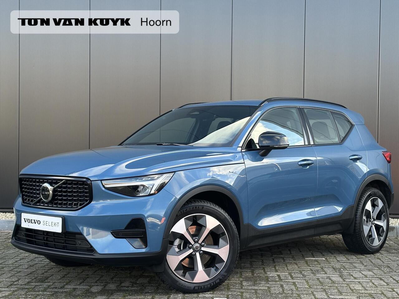 Volvo XC40 2.0 B4 Plus Dark Adaptieve Cruise Control / BLIS / Eekr. stoelverstelling / Stoel-,stuur-. voorruit verw. / park assist camera / Trekhaak / Harman Kardon Audio / All season banden / Keyless drive