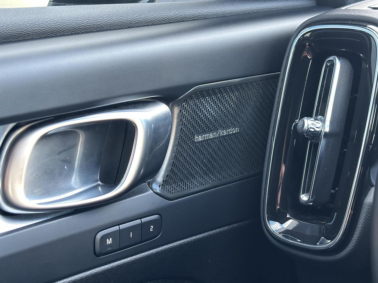 Volvo XC40 2.0 B4 Plus Dark Adaptieve Cruise Control / BLIS / Eekr. stoelverstelling / Stoel-,stuur-. voorruit verw. / park assist camera / Trekhaak / Harman Kardon Audio / All season banden / Keyless drive