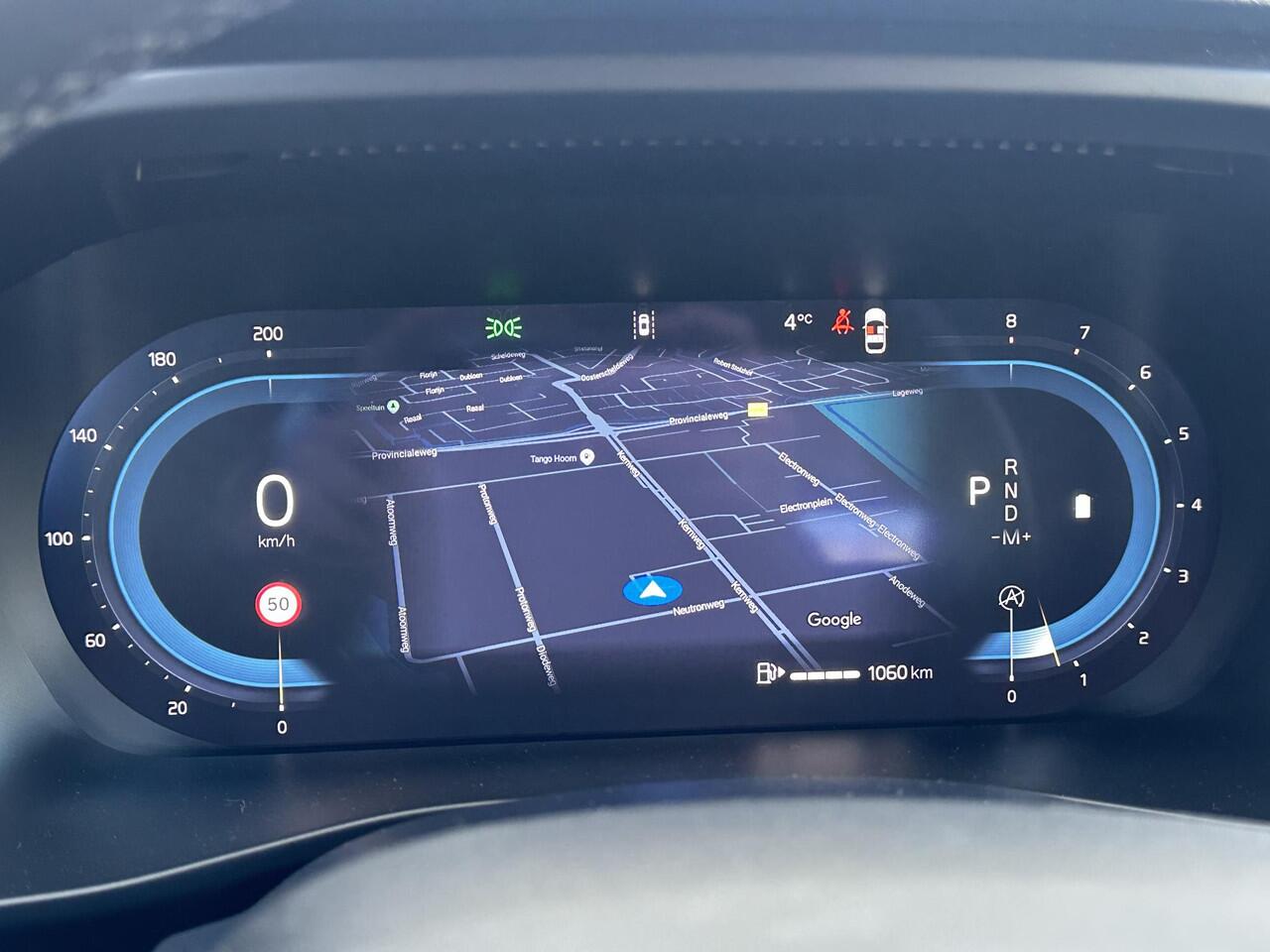 Volvo XC40 2.0 B4 Plus Dark Adaptieve Cruise Control / BLIS / Eekr. stoelverstelling / Stoel-,stuur-. voorruit verw. / park assist camera / Trekhaak / Harman Kardon Audio / All season banden / Keyless drive