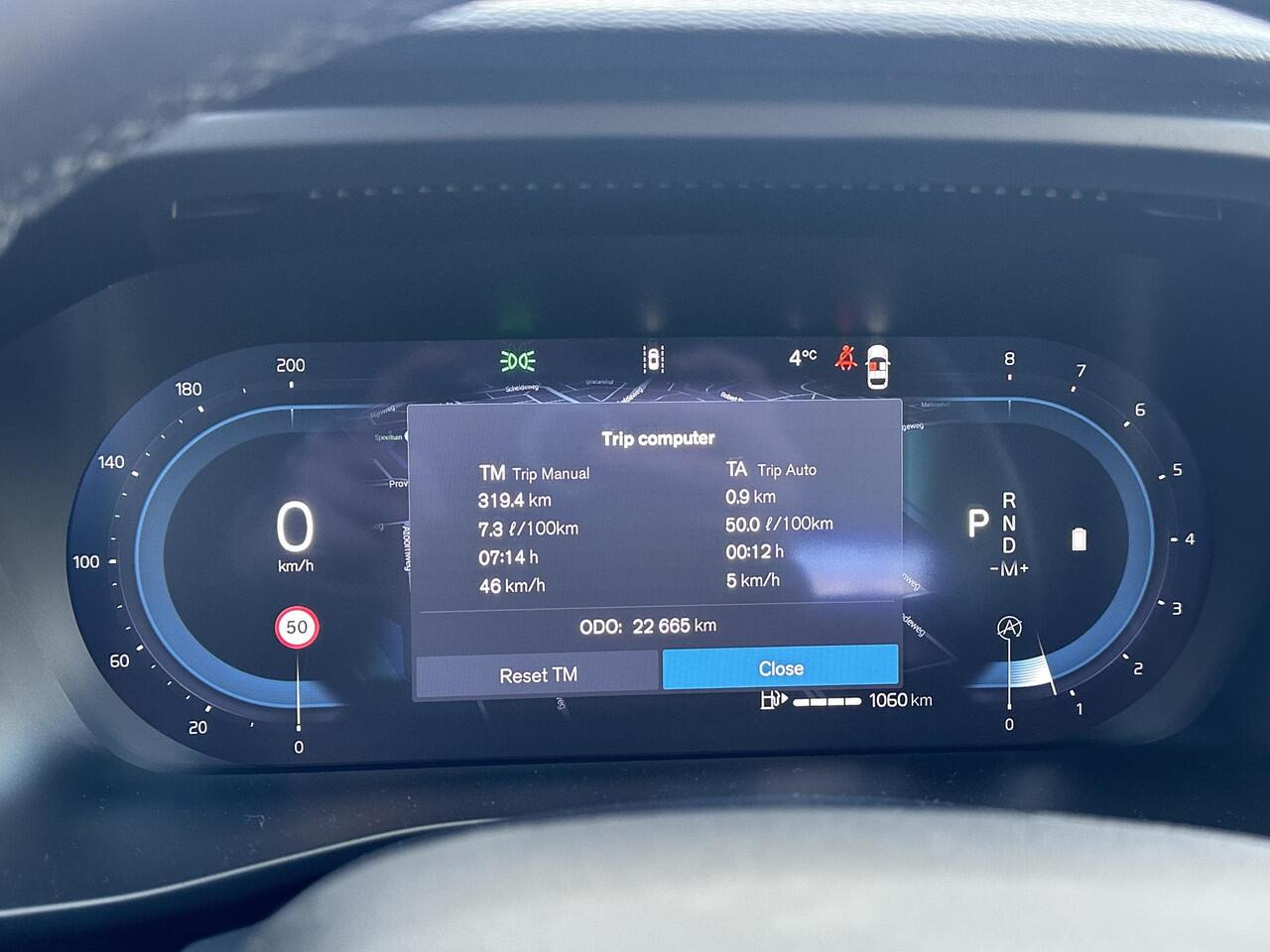 Volvo XC40 2.0 B4 Plus Dark Adaptieve Cruise Control / BLIS / Eekr. stoelverstelling / Stoel-,stuur-. voorruit verw. / park assist camera / Trekhaak / Harman Kardon Audio / All season banden / Keyless drive