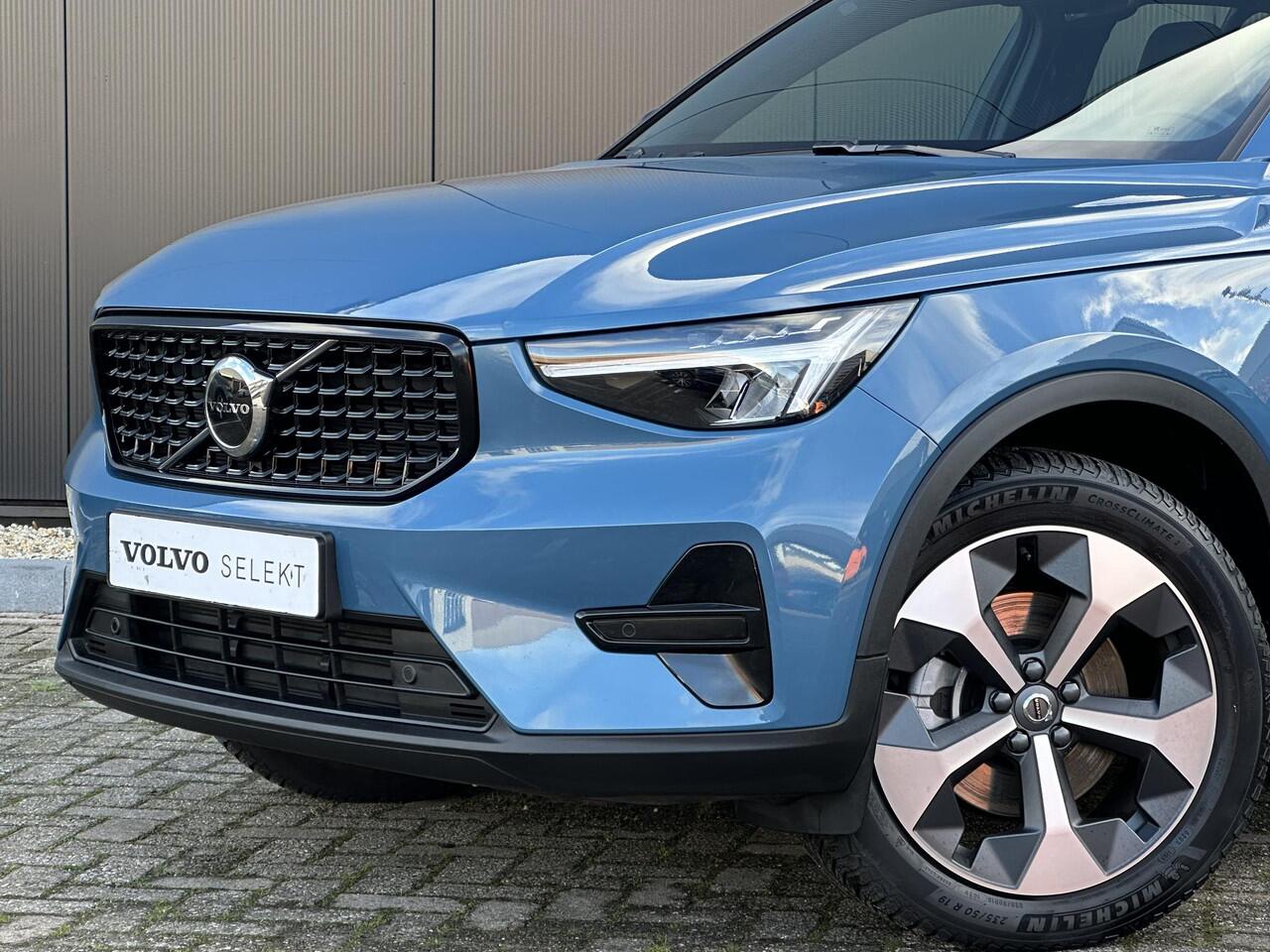 Volvo XC40 2.0 B4 Plus Dark Adaptieve Cruise Control / BLIS / Eekr. stoelverstelling / Stoel-,stuur-. voorruit verw. / park assist camera / Trekhaak / Harman Kardon Audio / All season banden / Keyless drive