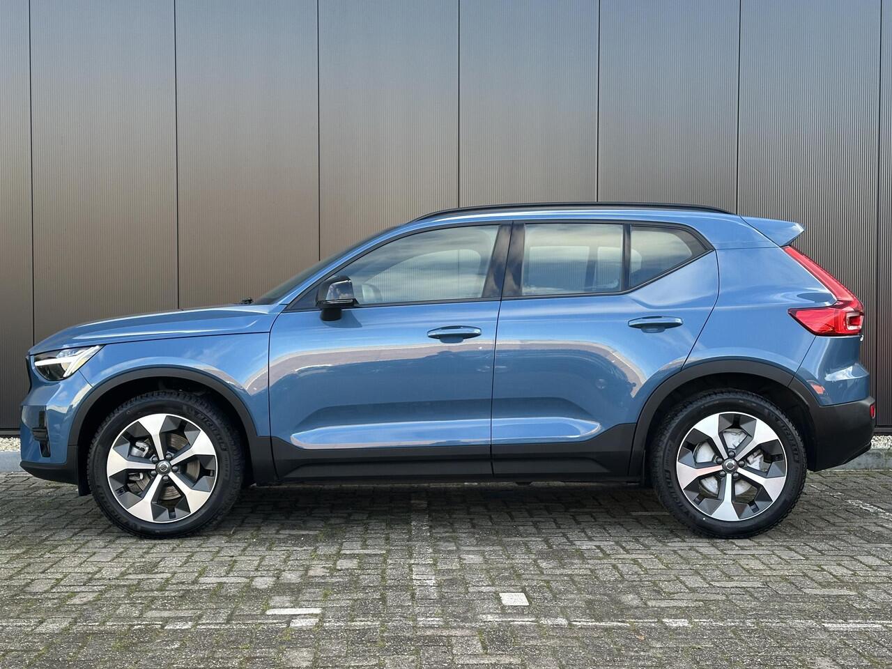 Volvo XC40 2.0 B4 Plus Dark Adaptieve Cruise Control / BLIS / Eekr. stoelverstelling / Stoel-,stuur-. voorruit verw. / park assist camera / Trekhaak / Harman Kardon Audio / All season banden / Keyless drive