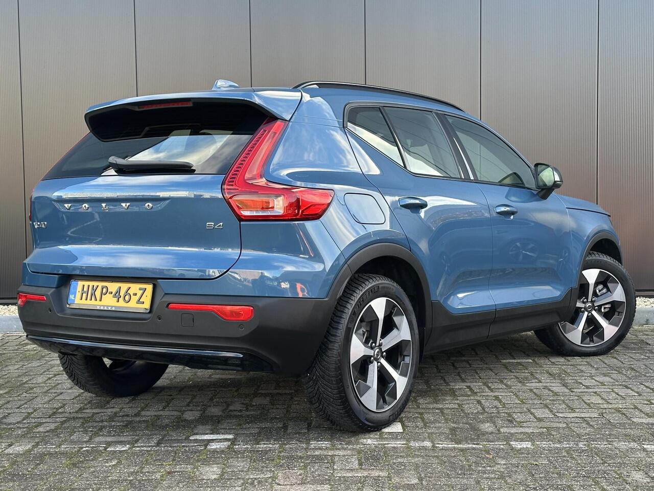 Volvo XC40 2.0 B4 Plus Dark Adaptieve Cruise Control / BLIS / Eekr. stoelverstelling / Stoel-,stuur-. voorruit verw. / park assist camera / Trekhaak / Harman Kardon Audio / All season banden / Keyless drive