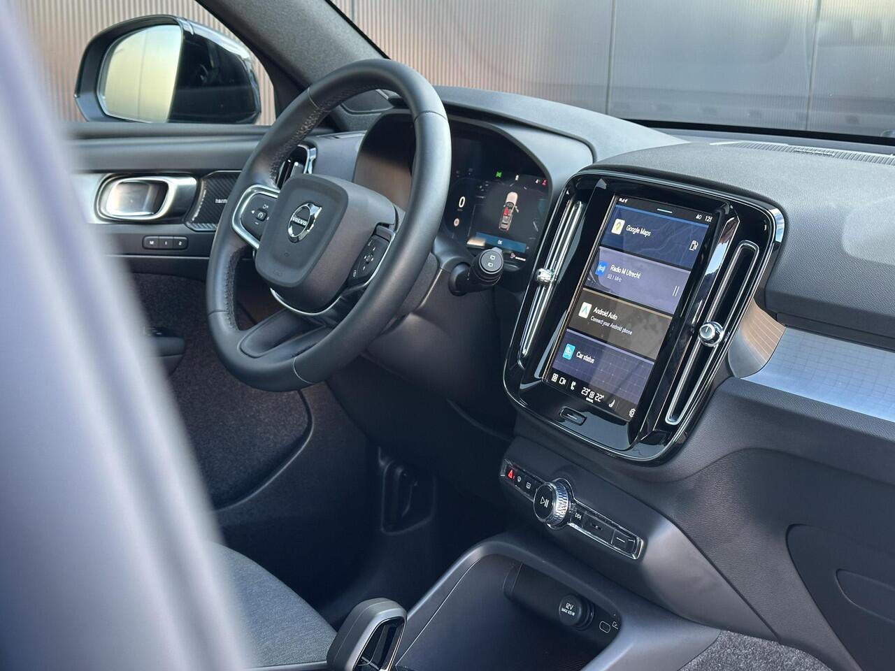 Volvo XC40 2.0 B4 Plus Dark Adaptieve Cruise Control / BLIS / Eekr. stoelverstelling / Stoel-,stuur-. voorruit verw. / park assist camera / Trekhaak / Harman Kardon Audio / All season banden / Keyless drive