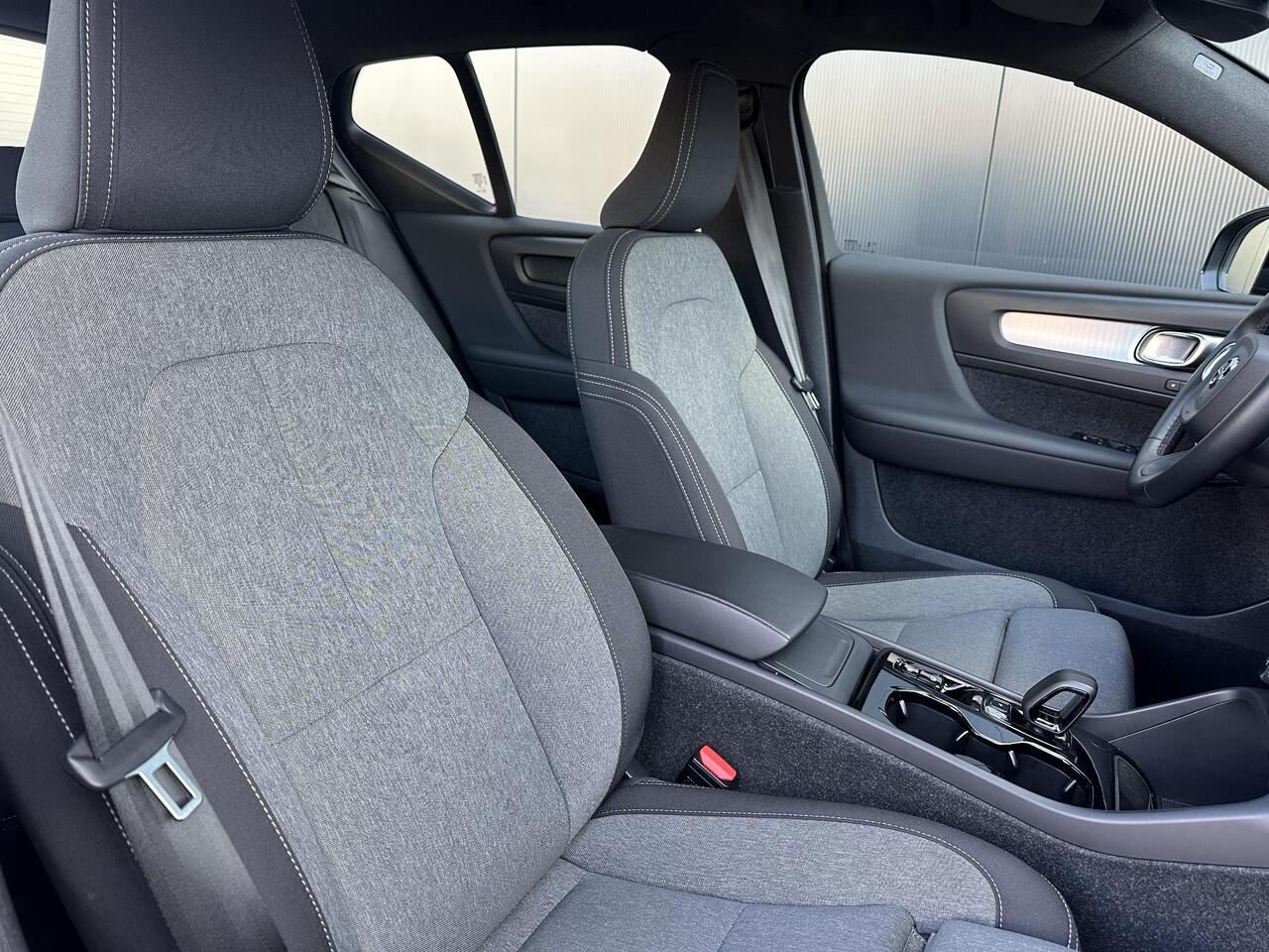 Volvo XC40 2.0 B4 Plus Dark Adaptieve Cruise Control / BLIS / Eekr. stoelverstelling / Stoel-,stuur-. voorruit verw. / park assist camera / Trekhaak / Harman Kardon Audio / All season banden / Keyless drive