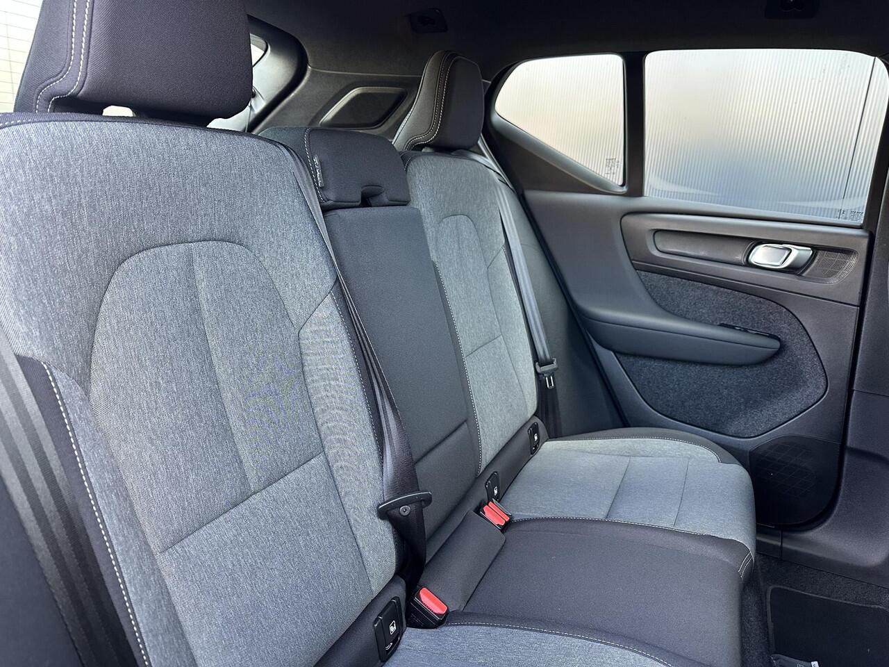 Volvo XC40 2.0 B4 Plus Dark Adaptieve Cruise Control / BLIS / Eekr. stoelverstelling / Stoel-,stuur-. voorruit verw. / park assist camera / Trekhaak / Harman Kardon Audio / All season banden / Keyless drive