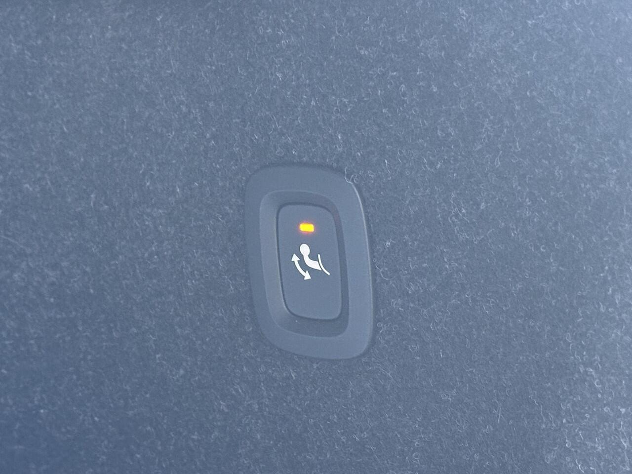 Volvo XC40 2.0 B4 Plus Dark Adaptieve Cruise Control / BLIS / Eekr. stoelverstelling / Stoel-,stuur-. voorruit verw. / park assist camera / Trekhaak / Harman Kardon Audio / All season banden / Keyless drive