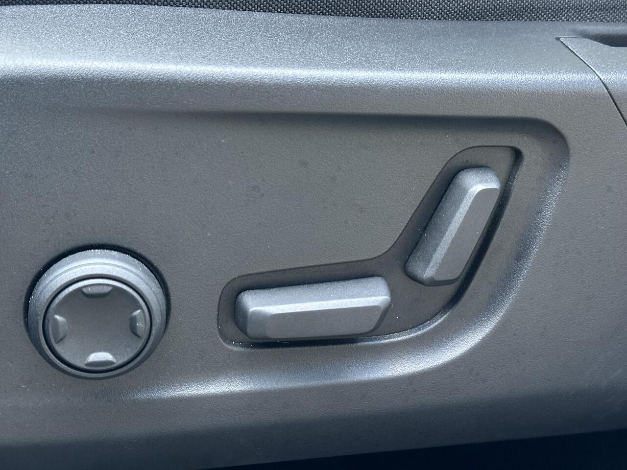 Volvo XC40 2.0 B4 Plus Dark Adaptieve Cruise Control / BLIS / Eekr. stoelverstelling / Stoel-,stuur-. voorruit verw. / park assist camera / Trekhaak / Harman Kardon Audio / All season banden / Keyless drive