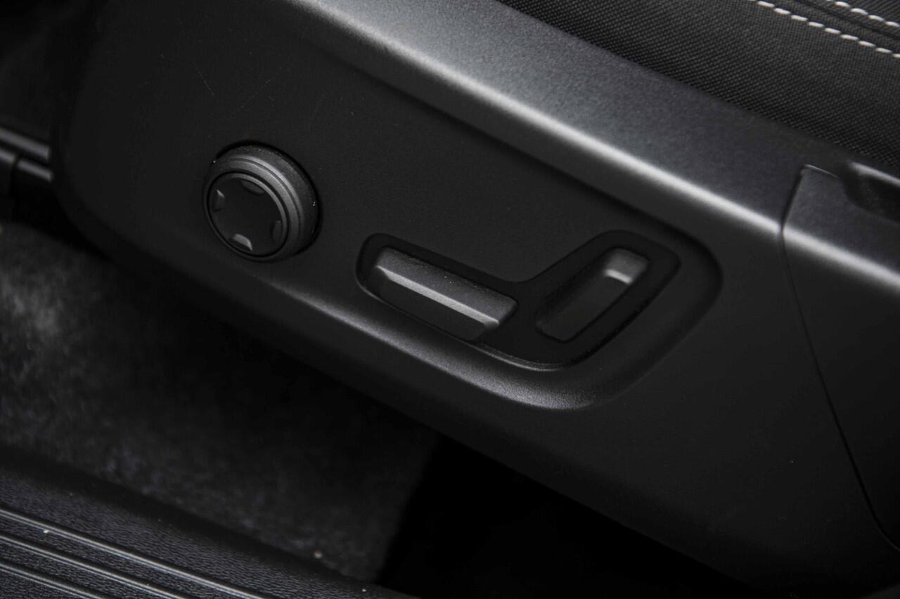 Volvo XC40 2.0 B4 Plus Dark | Trekhaak | Adaptive Cruise Control | Dode hoek detectie BLIS | Harman/Kardon audio | Elektrische stoelverstelling | Stoel- en stuurverwarming | Verwarmde Voorruit |