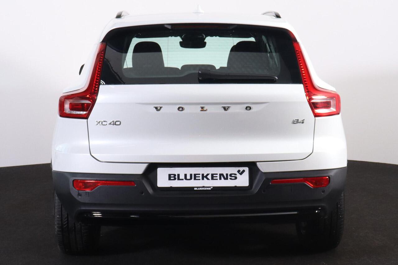 Volvo XC40 B4 Plus Dark - IntelliSafe Assist & Surround - Harman/Kardon audio - Parkeercamera achter - Verwarmde voorstoelen & stuur - Parkeersensoren voor & achter - Elektr. bedienb. voorstoelen met geheugen links - Draadloze tel. lader - Elektr. inklapbare trekhaa