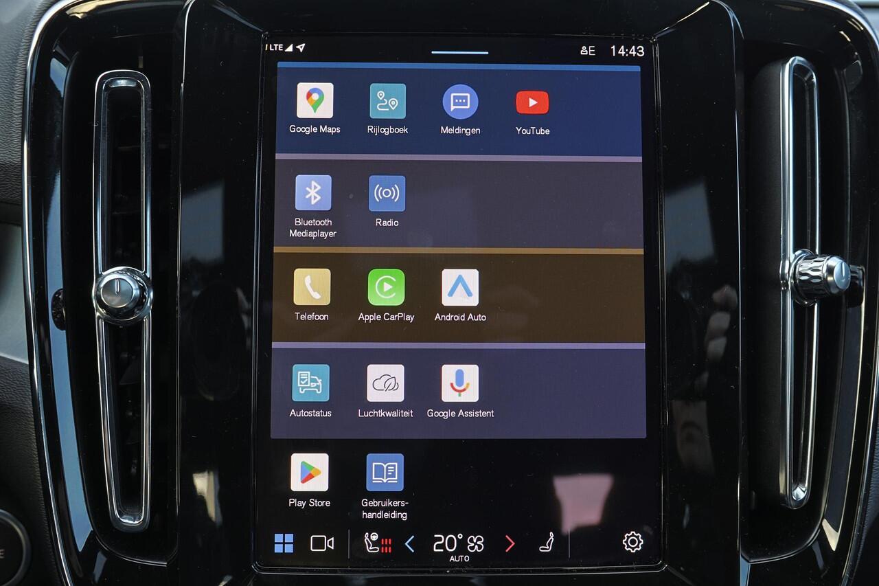 Volvo XC40 B4 Plus Dark - IntelliSafe Assist & Surround - Harman/Kardon audio - Parkeercamera achter - Verwarmde voorstoelen & stuur - Parkeersensoren voor & achter - Elektr. bedienb. voorstoelen met geheugen links - Draadloze tel. lader - Elektr. inklapbare trekhaa