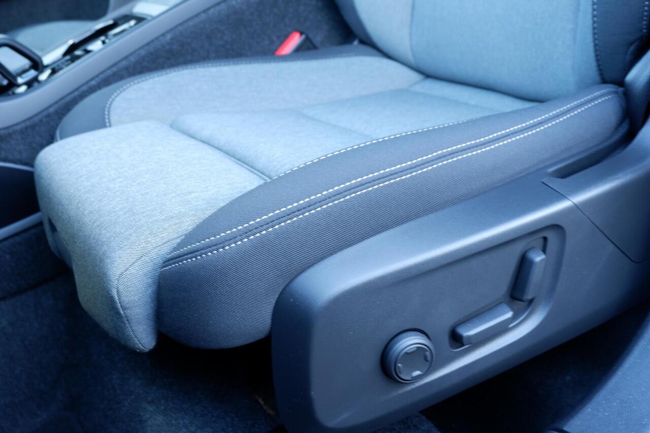 Volvo XC40 2.0 B4 Plus Dark | Verwarmbare voorstoelen | Verwarmbaar stuurwiel | Verwarmbare voorruit | Premium audio by Harman Kardon | Trekhaak | 19 inch Lichtmetalen velgen