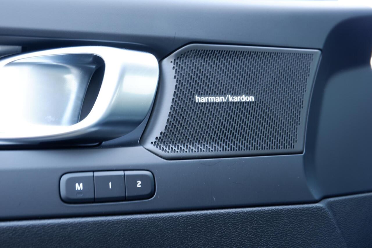 Volvo XC40 2.0 B4 Plus Dark | Verwarmbare voorstoelen | Verwarmbaar stuurwiel | Verwarmbare voorruit | Premium audio by Harman Kardon | Trekhaak | 19 inch Lichtmetalen velgen