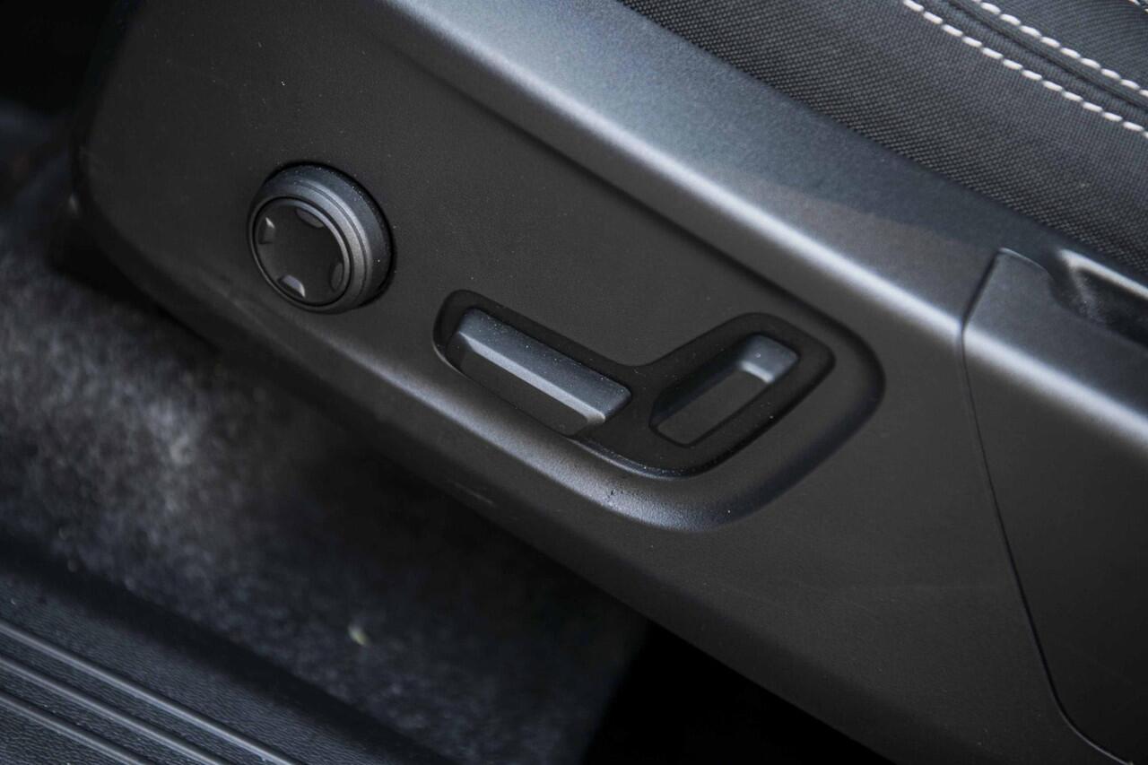 Volvo XC40 2.0 B4 Plus Dark | Trekhaak | Adaptive Cruise Control | Dode hoek detectie BLIS | Harman/Kardon audio | Elektrische stoelverstelling | Stoel- en stuurverwarming | Verwarmde Voorruit |