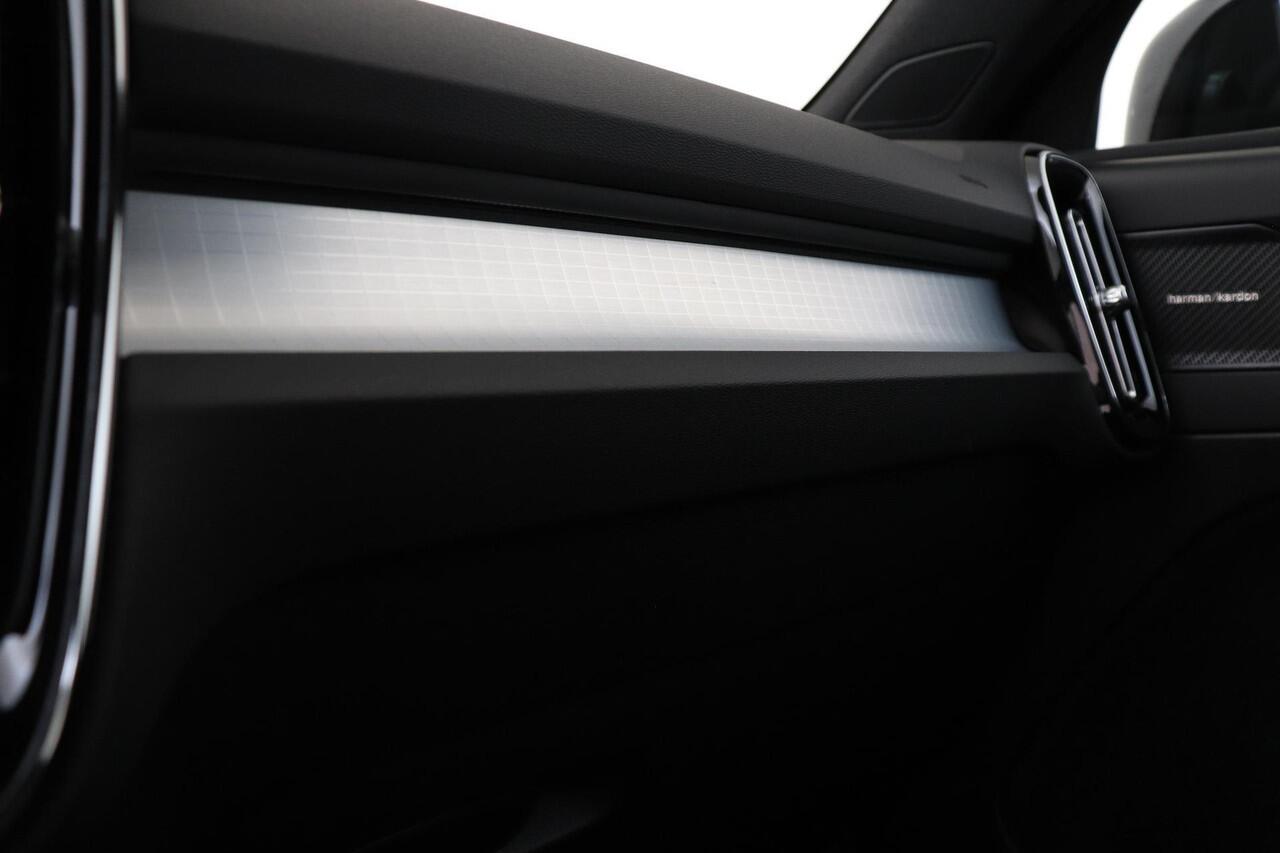 Volvo XC40 B4 (M-HYBRID) PLUS DARK -CAMERA|ADAP.CRUISE|VERW.VOORRUIT|TREKHAAK|HARMAN/KARDON