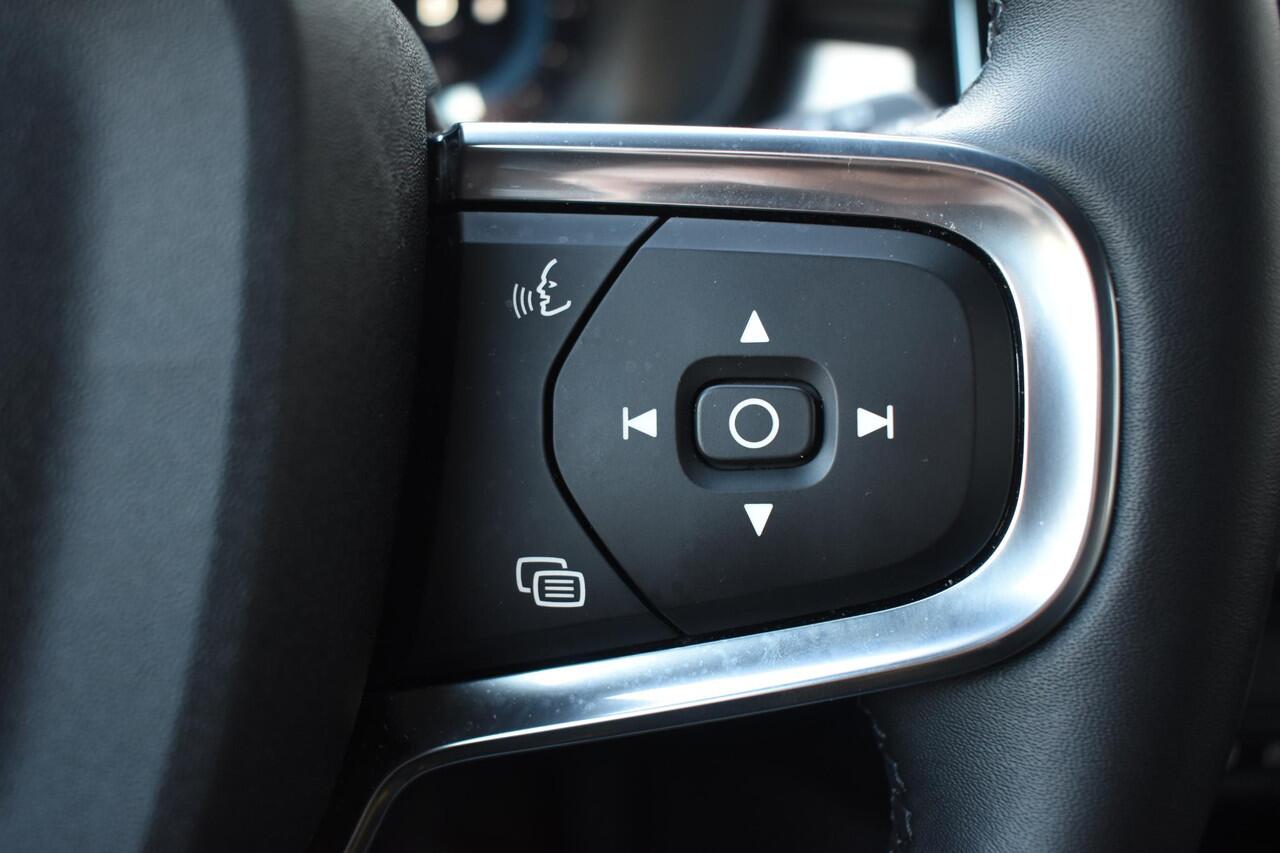 Volvo XC40 B4 211PK Automaat Plus Dark / Navigatie / Adaptive Cruise / Harman Kardon / Stuur- & Stoelverwarming / Elektrische achterklep / Achteruitrijcamera / Elektrische stoelverst. met geheugen