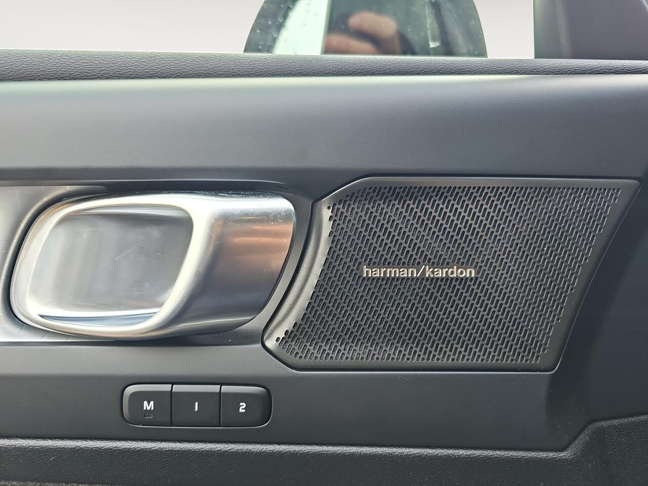 Volvo XC40 2.0 B4 Plus Dark | Trekhaak | Verwarmbare voorruit | Stoelverwarming | Adaptive Cruise Control |