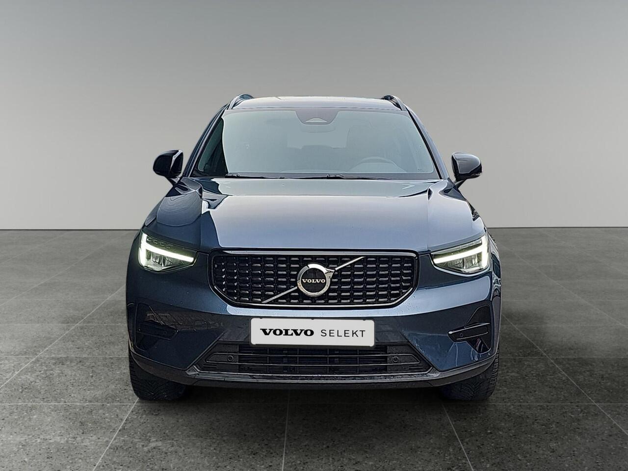 Volvo XC40 2.0 B4 Plus Dark | Trekhaak | Verwarmbare voorruit | Stoelverwarming | Adaptive Cruise Control |