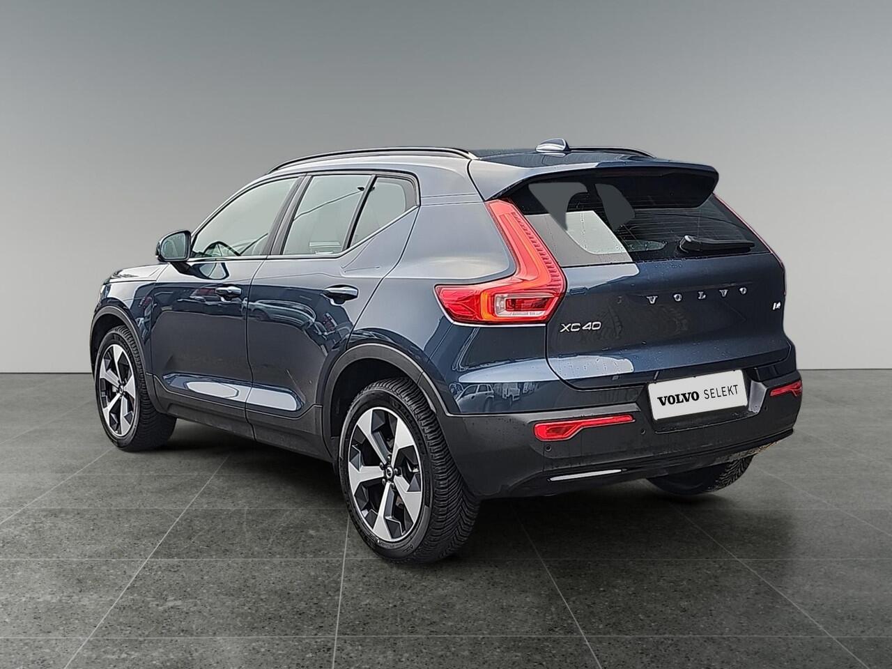 Volvo XC40 2.0 B4 Plus Dark | Trekhaak | Verwarmbare voorruit | Stoelverwarming | Adaptive Cruise Control |