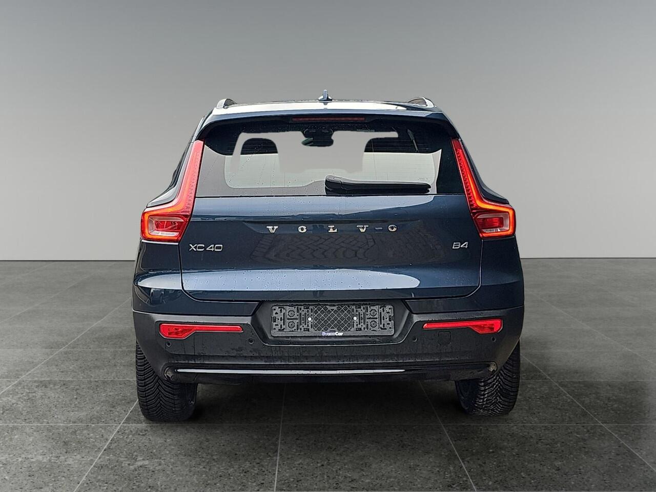 Volvo XC40 2.0 B4 Plus Dark | Trekhaak | Verwarmbare voorruit | Stoelverwarming | Adaptive Cruise Control |