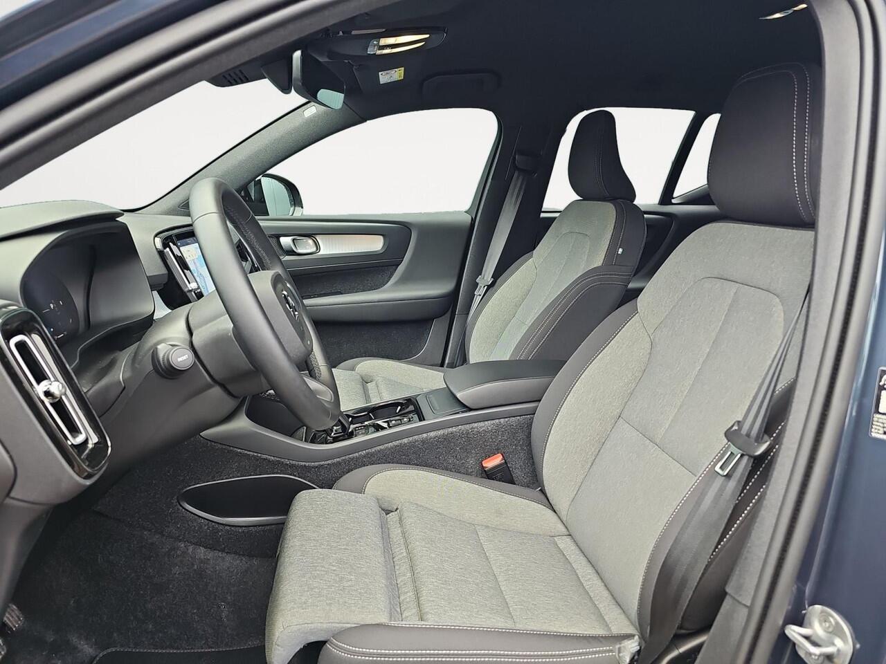 Volvo XC40 2.0 B4 Plus Dark | Trekhaak | Verwarmbare voorruit | Stoelverwarming | Adaptive Cruise Control |