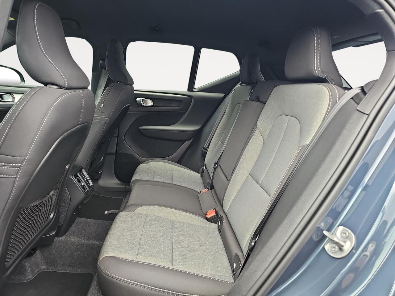 Volvo XC40 2.0 B4 Plus Dark | Trekhaak | Verwarmbare voorruit | Stoelverwarming | Adaptive Cruise Control |