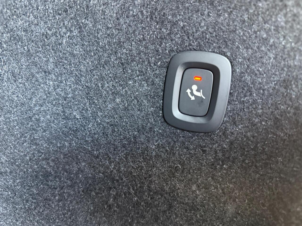 Volvo XC40 2.0 B4 Plus Dark | Trekhaak | Verwarmbare voorruit | Keyless Entry | Stoelverwarming |